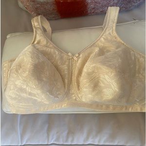 NEW AND Never Worn! AMOEMA ELLA 2133 NO WIRE COMFY BRA! !